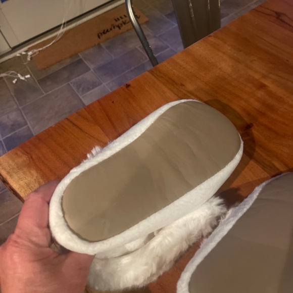 Pottery barn slippers - Picture 4 of 4